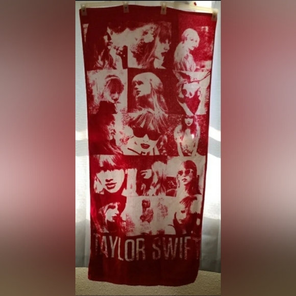 New *RARE* Limited Edition Taylor Swift RED Album Photo Shoot Beach Towel - Picture 1 of 2